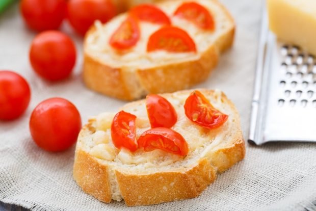 Sandwiches with cheese and tomato in the oven