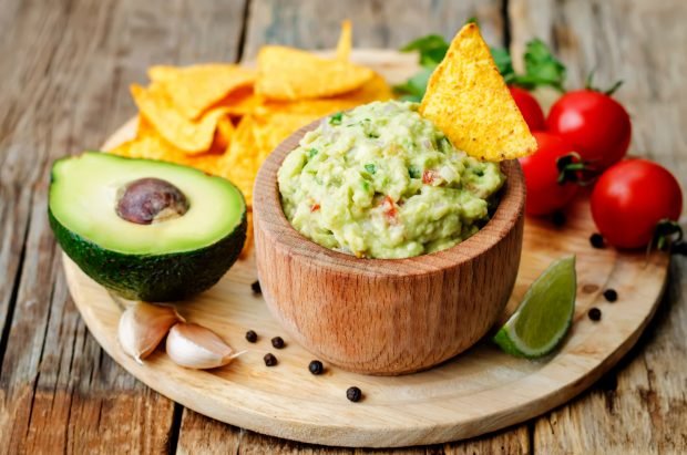 Guacamole with avocado, tomatoes and garlic 