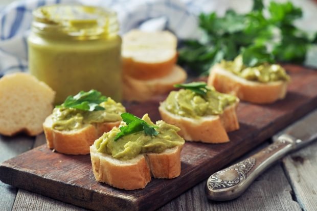 Canapes with guacamole