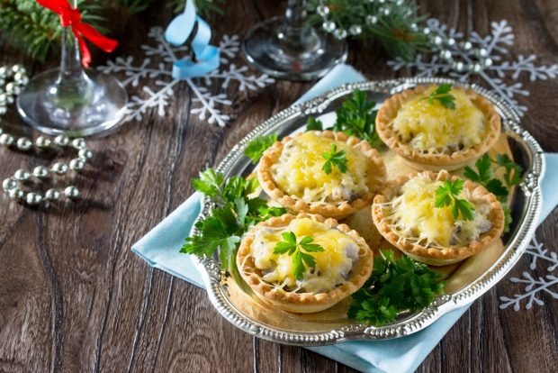 Tartlets with mushrooms and cheese