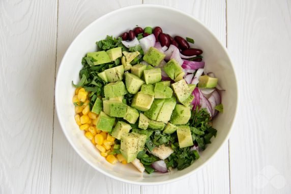 Salad with chicken, red beans and corn: photo of recipe preparation, step 4