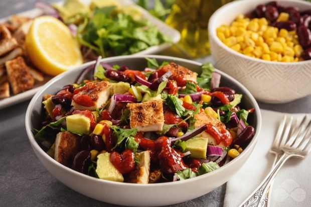 Salad with chicken, red beans and corn