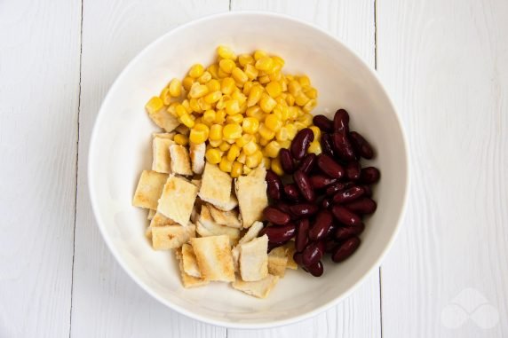 Salad with chicken, red beans and corn: photo of recipe preparation, step 2