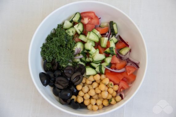 Salad with vegetables, olives and chickpeas: photo of recipe preparation, step 2