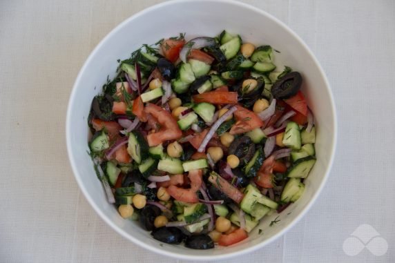 Salad with vegetables, olives and chickpeas: photo of recipe preparation, step 3