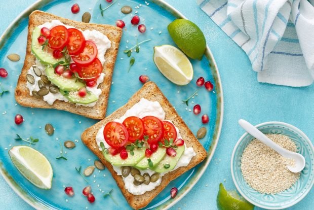 Sandwiches with cream cheese, vegetables and pomegranate