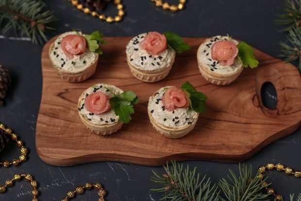 Tartlets with avocado and cottage cheese