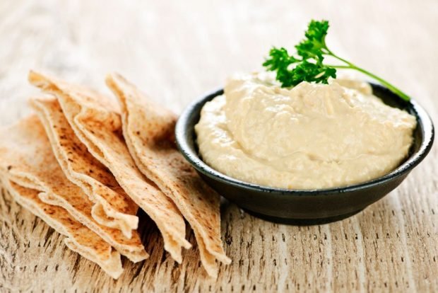 Chickpea hummus with sesame seeds 