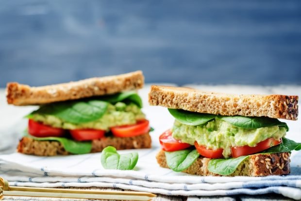 A sandwich with spinach and guacamole 