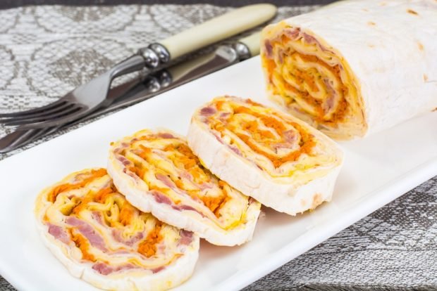 Pita bread roll with ham 