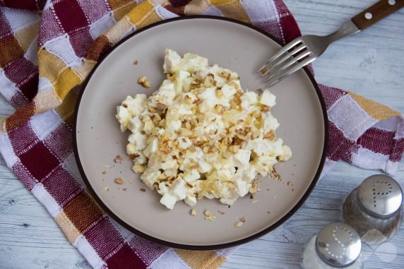 Salad with chicken, pineapples and nuts: photo of recipe preparation, step 3