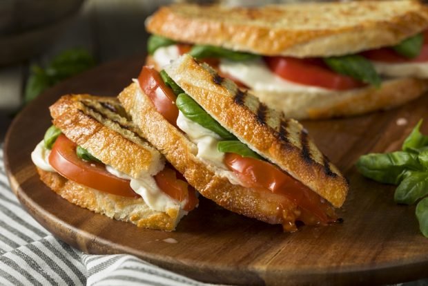 Sandwiches with tomatoes, mozzarella and basil