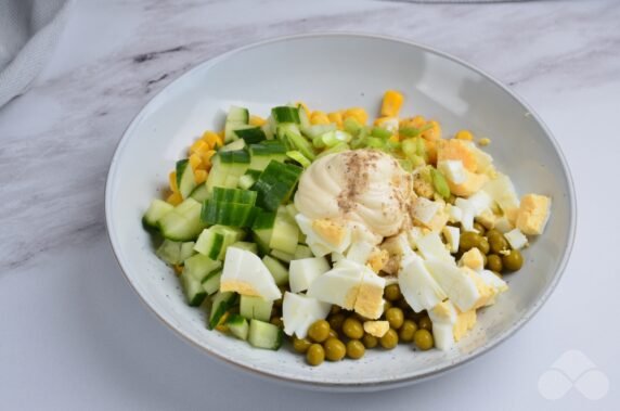 Salad with peas, corn and egg: photo of recipe preparation, step 3