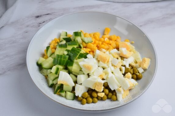 Salad with peas, corn and egg: photo of recipe preparation, step 2