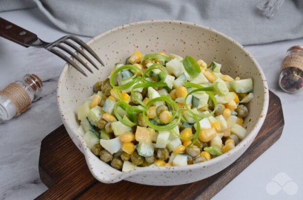 Salad with peas, corn and egg