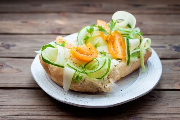 Sandwiches with zucchini and yellow tomatoes 