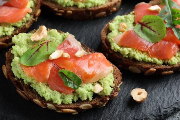 Sandwiches with avocado and salmon