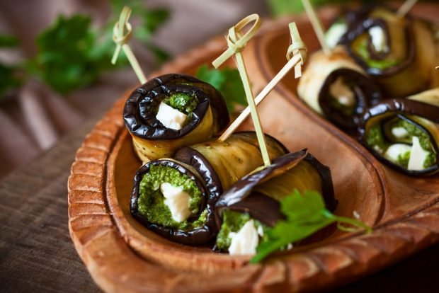 Eggplant rolls with pesto