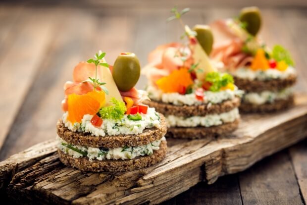 Canapes with prosciutto and cottage cheese