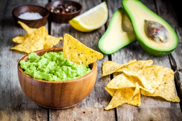 Guacamole with nachos is a simple and delicious recipe, how to cook step by step