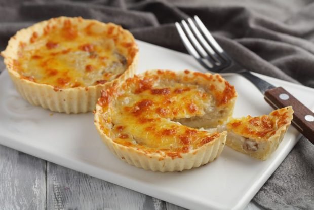 Julienne with mushrooms and cheese in tartlets 