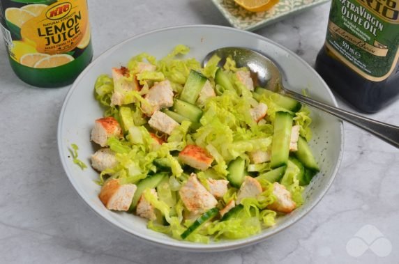 Salad with baked chicken and Peking cabbage: photo of recipe preparation, step 3