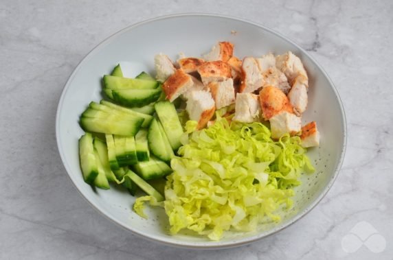 Salad with baked chicken and Peking cabbage: photo of recipe preparation, step 2