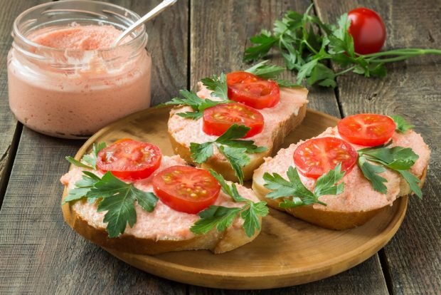 Capelin caviar sandwiches 