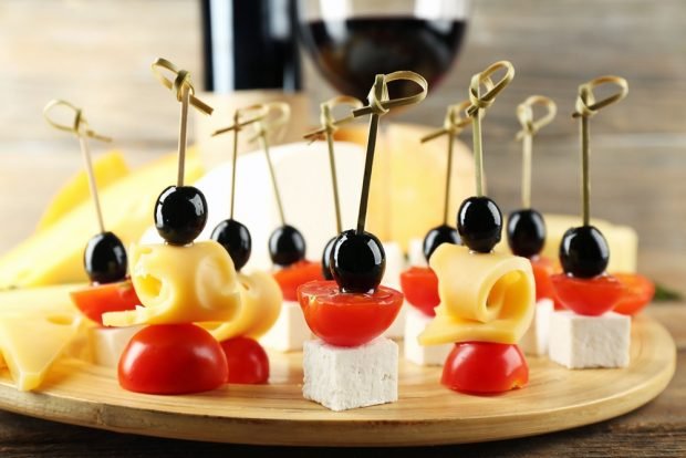 Canapé with cheese on skewers is a simple and delicious recipe, how to cook step by step