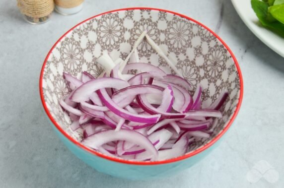 Light salad of tomatoes and herbs: photo of recipe preparation, step 2