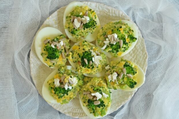 Stuffed eggs with broccoli