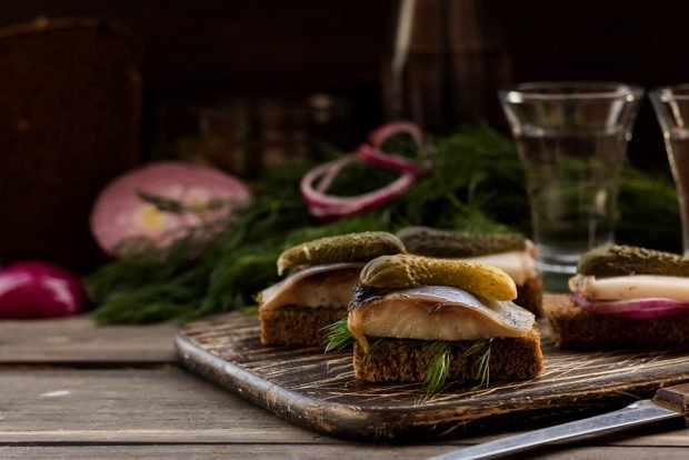 Sandwiches with herring on black bread