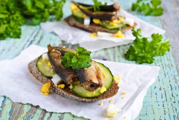 Sandwiches with sprats and fresh cucumber 