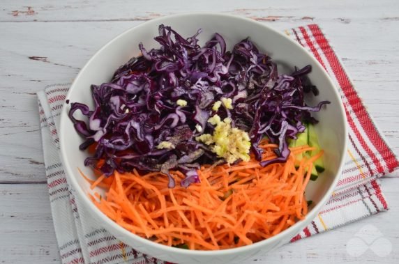 Salad of red cabbage, Korean carrots and fresh vegetables: photo of recipe preparation, step 4