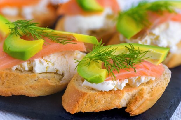 Bruschetta with avocado, salmon and cottage cheese