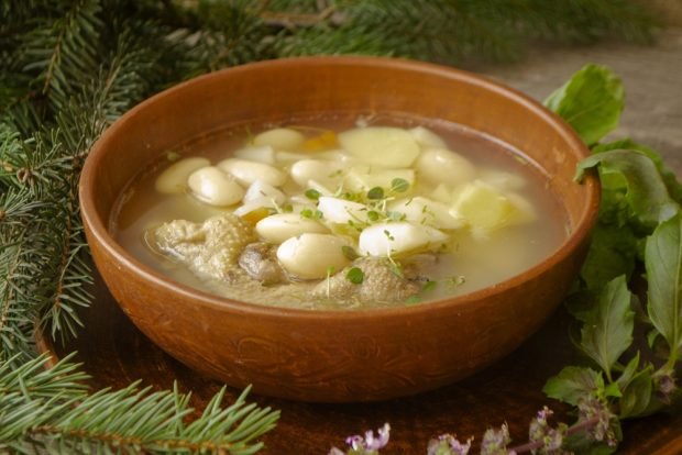 Chicken soup with beans