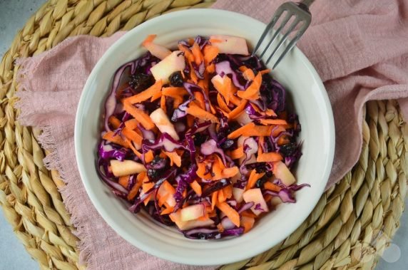 Salad of red cabbage, carrots, apples and prunes: photo of recipe preparation, step 6