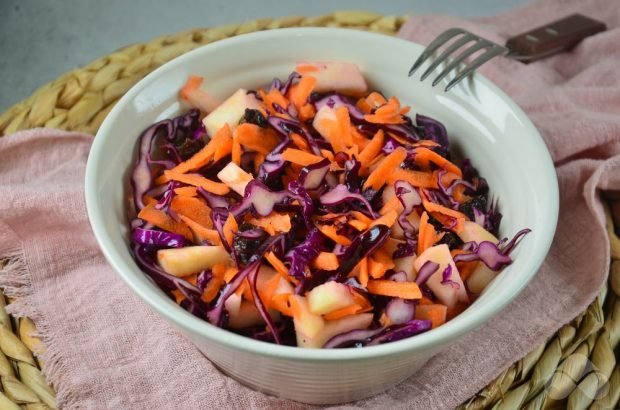 Salad of red cabbage, carrots, apples and prunes