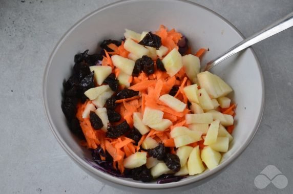 Salad of red cabbage, carrots, apples and prunes: photo of recipe preparation, step 5