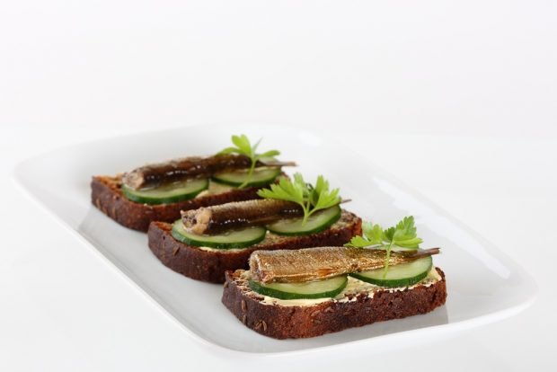 Sandwiches with sprats and cucumber on black bread – a simple and delicious recipe, how to cook step by step