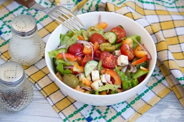 Greek salad with bell pepper, feta and olives