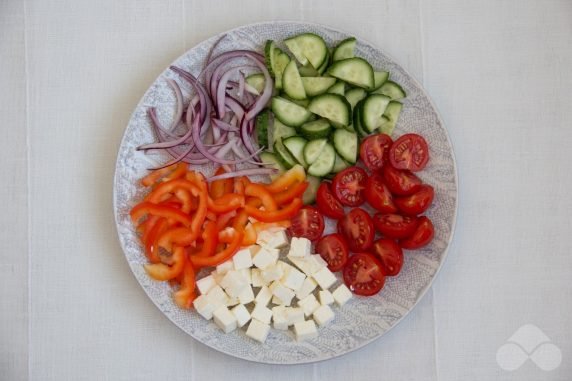 Greek salad with bell pepper, feta and olives: photo of recipe preparation, step 1