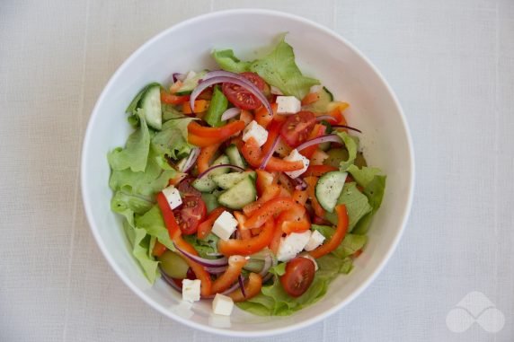 Greek salad with bell pepper, feta and olives: photo of recipe preparation, step 3