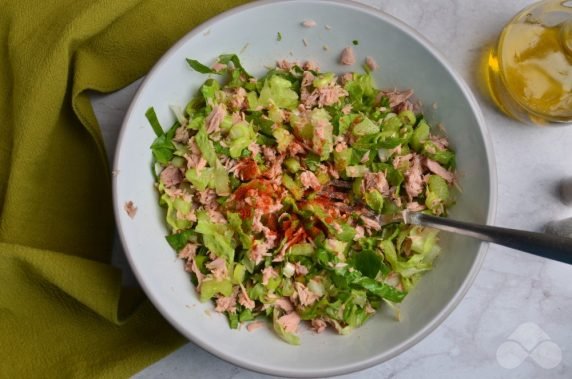 Diet salad with celery and tuna: photo of recipe preparation, step 3