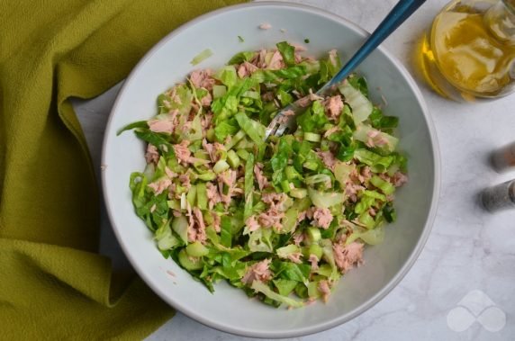 Diet salad with celery and tuna: photo of recipe preparation, step 2