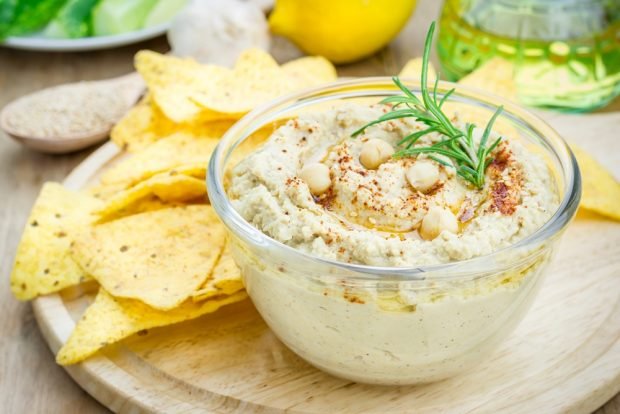 Hummus with cabbage and herbs