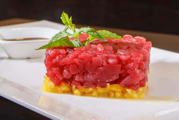 Tuna tartare is a simple and delicious recipe, how to cook step by step