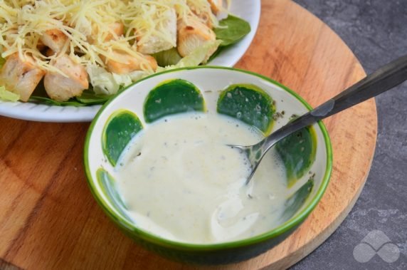 Caesar salad with fried chicken: photo of recipe preparation, step 4