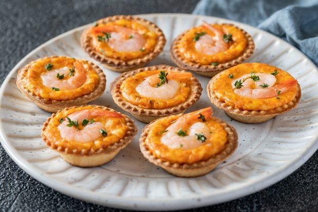 Julienne in tartlets with shrimp is a simple and delicious recipe, how to cook step by step