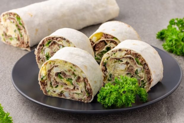 Pita bread roll with canned fish is a simple and delicious recipe, how to cook step by step